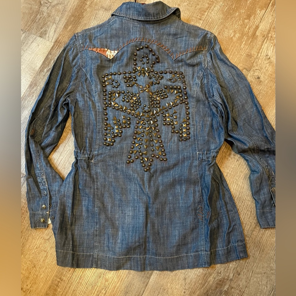 𝑫𝑶𝑼𝑩𝑳𝑬 𝑫 𝑹𝑨𝑵𝑪𝑯 Studded 𝑻𝒉𝒖𝒏𝒅𝒆𝒓𝒃𝒊𝒓𝒅 Denim Jacket